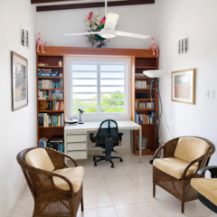 Casa Martina – Lichte kantoorruimte met boekenplank