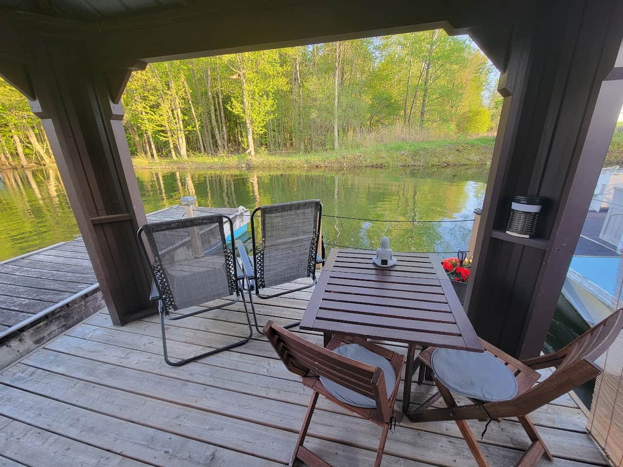 Terrasse flottante privée aménagée pour les repas et la détente
