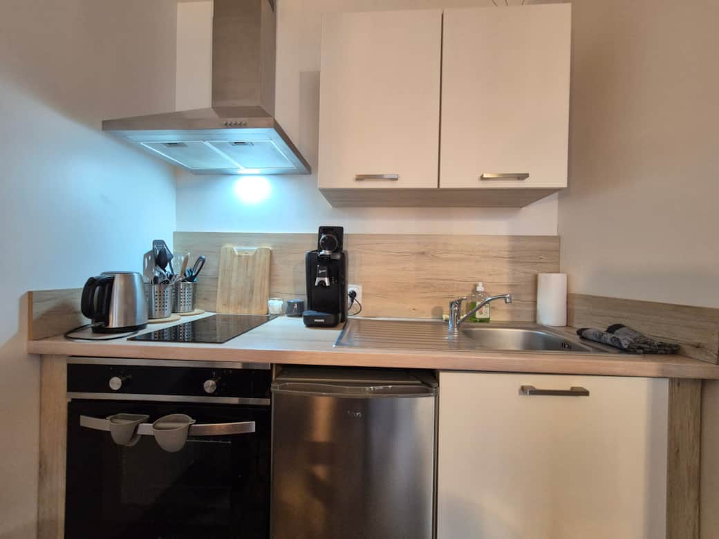 Kitchenette moderne et fonctionnelle avec mange-debout pour les repas. Kitchenette moderne et fonctionnelle avec mange-debout pour les repas.