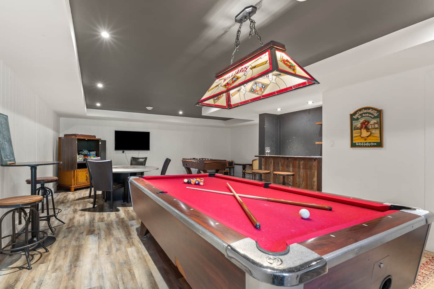 Le billard rouge de la salle de jeux