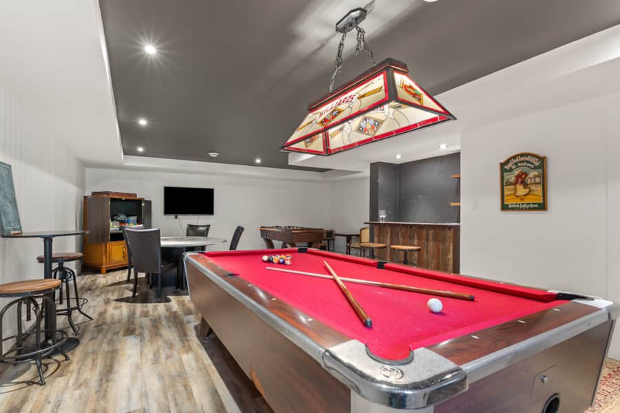 Salle de jeux avec table de billard