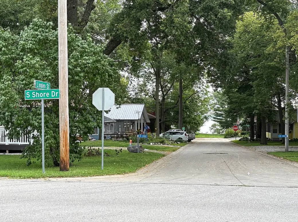 Walk to the end of the block to the public dock for fishing or to load or unload from the boat. Walk to the end of the block to the public dock for fishing or to load or unload from the boat.