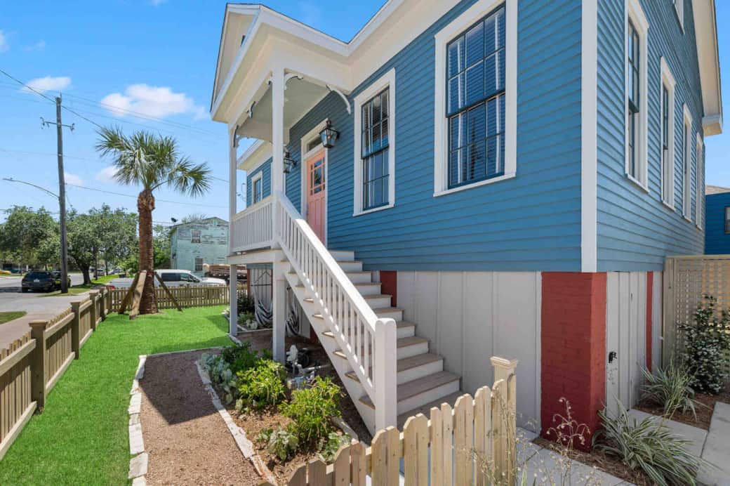 Stairs to the entrance! Stairs to the entrance!