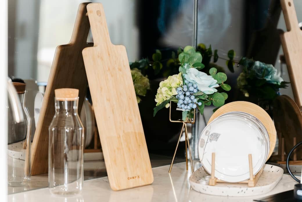 The dining area is a celebration of modern design, with a glass table that reflects the room's chic decoration. A vase of fresh flowers adds a touch of nature's beauty to your meals.