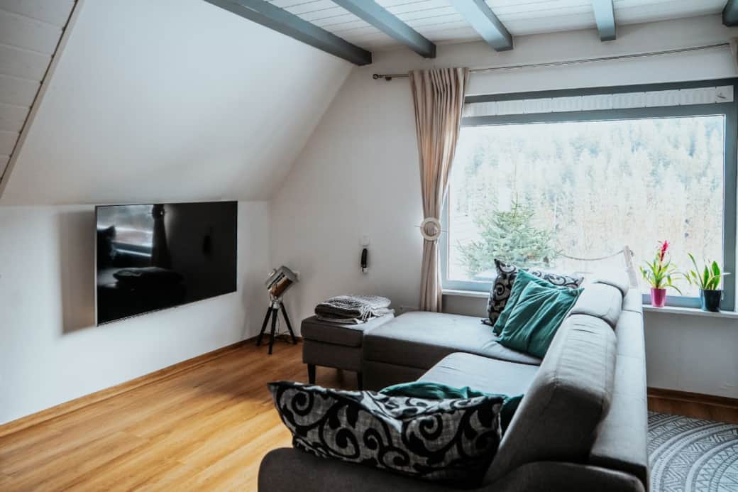 Sofalandschaft mit 55 Zoll Fernseher und Schwarzwaldblick