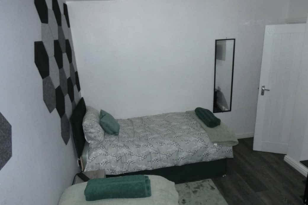 Bedroom with 2 single beds, Smart TV with wireless mobile screen sharing, single wardrobe and towels