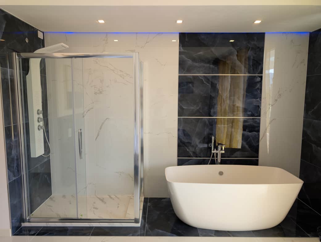 En-suite shower and bathtub