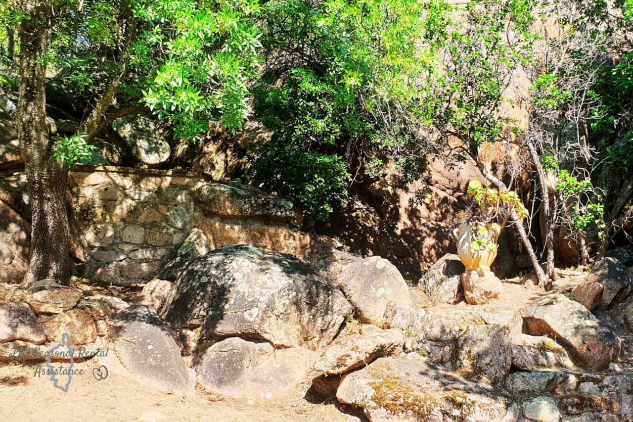 Terrassierter Garten mit Naturfelsen – Ruppione