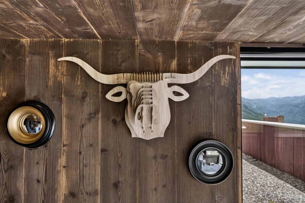Neat, chic chalet decor, raw wood materials and authentic details. Neat, chic chalet decor, raw wood materials and authentic details.