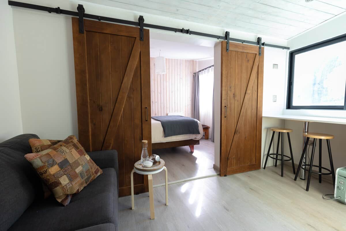 Salón comedor con sofá cama para tercer huésped