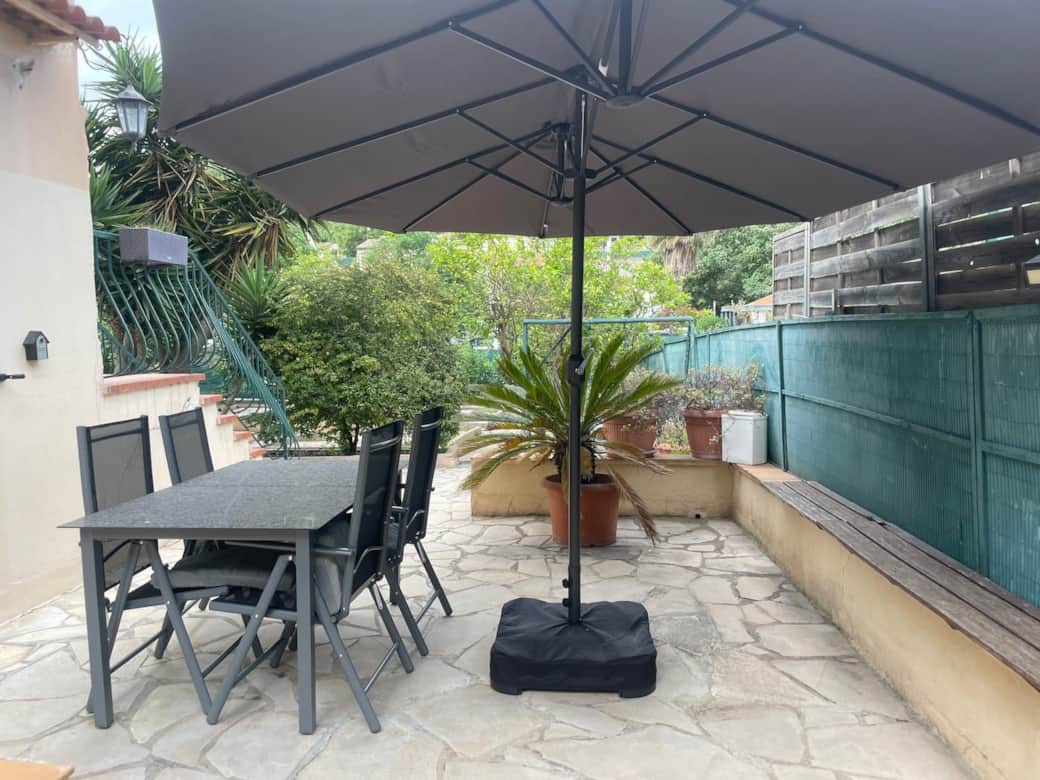 Terrasse ombragée de la villa à Cagnes-sur-Mer