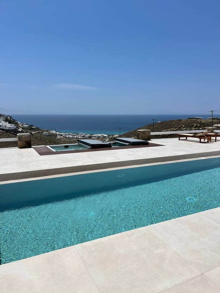 The private pool & two newly-built jacuzzis Jacuzzis