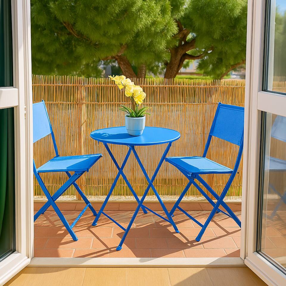 Lo splendido Balcone Privato - un vero angolo di paradiso affacciato sul mare e su una parte delle Mura cittadine poste all'ingresso del Centro storico, dove godersi un drink, una buona colazione o un semplice pasto baciato dai raggi del sole 