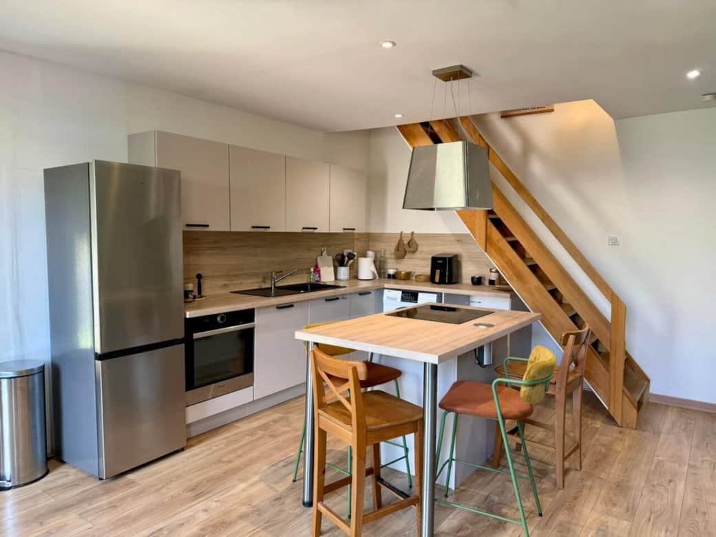 Kitchen, table, fridge, oven Kitchen, table, fridge, oven