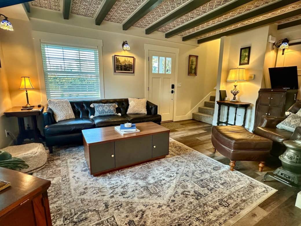 Unwind in our inviting living room, where antique charm meets modern comfort. 