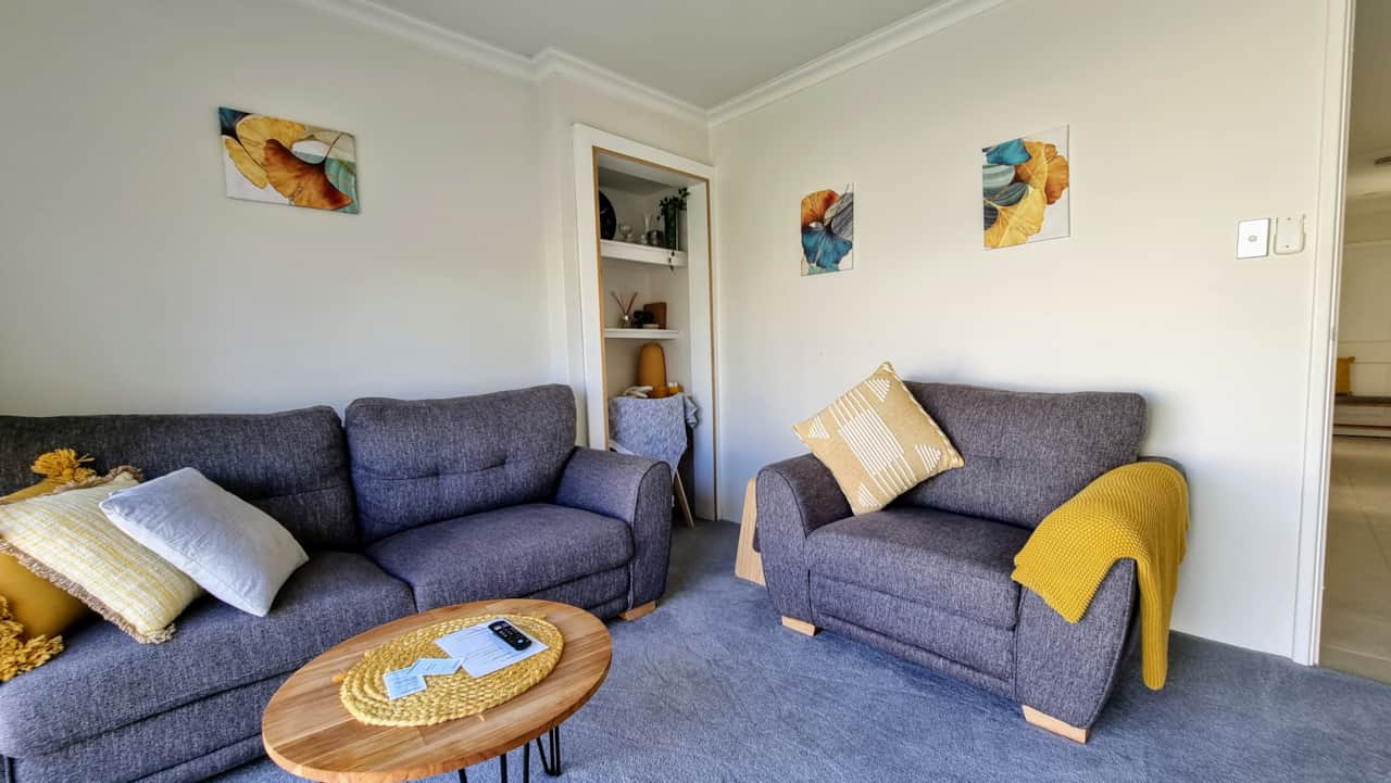 Comfortable lounge with dining table 52" TV inc Netflix etc. Sliding door to the secluded garden