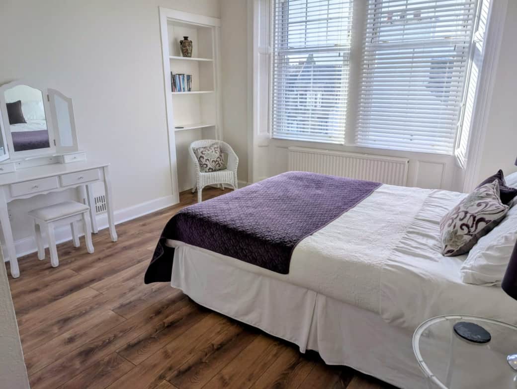 Large master bedroom that can also be set up with 2 singles