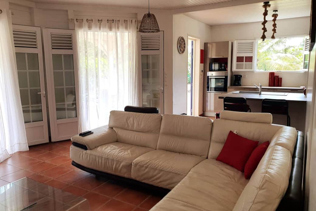 L'aménagement intérieur allie modernité et confort, avec une cuisine de type américaine ouverte sur un séjour spacieux.
