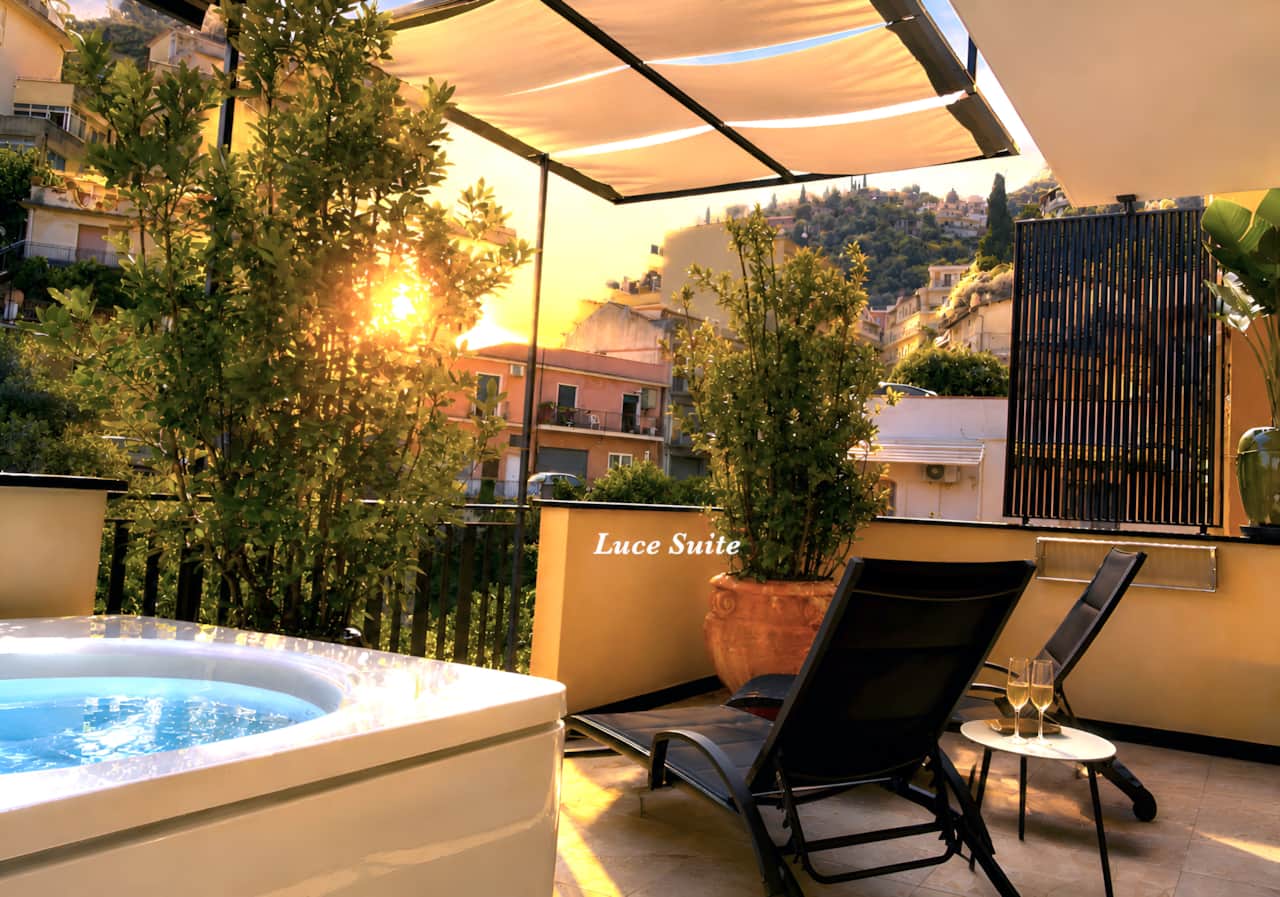 Vasca jacuzzi in terrazza Luce suite