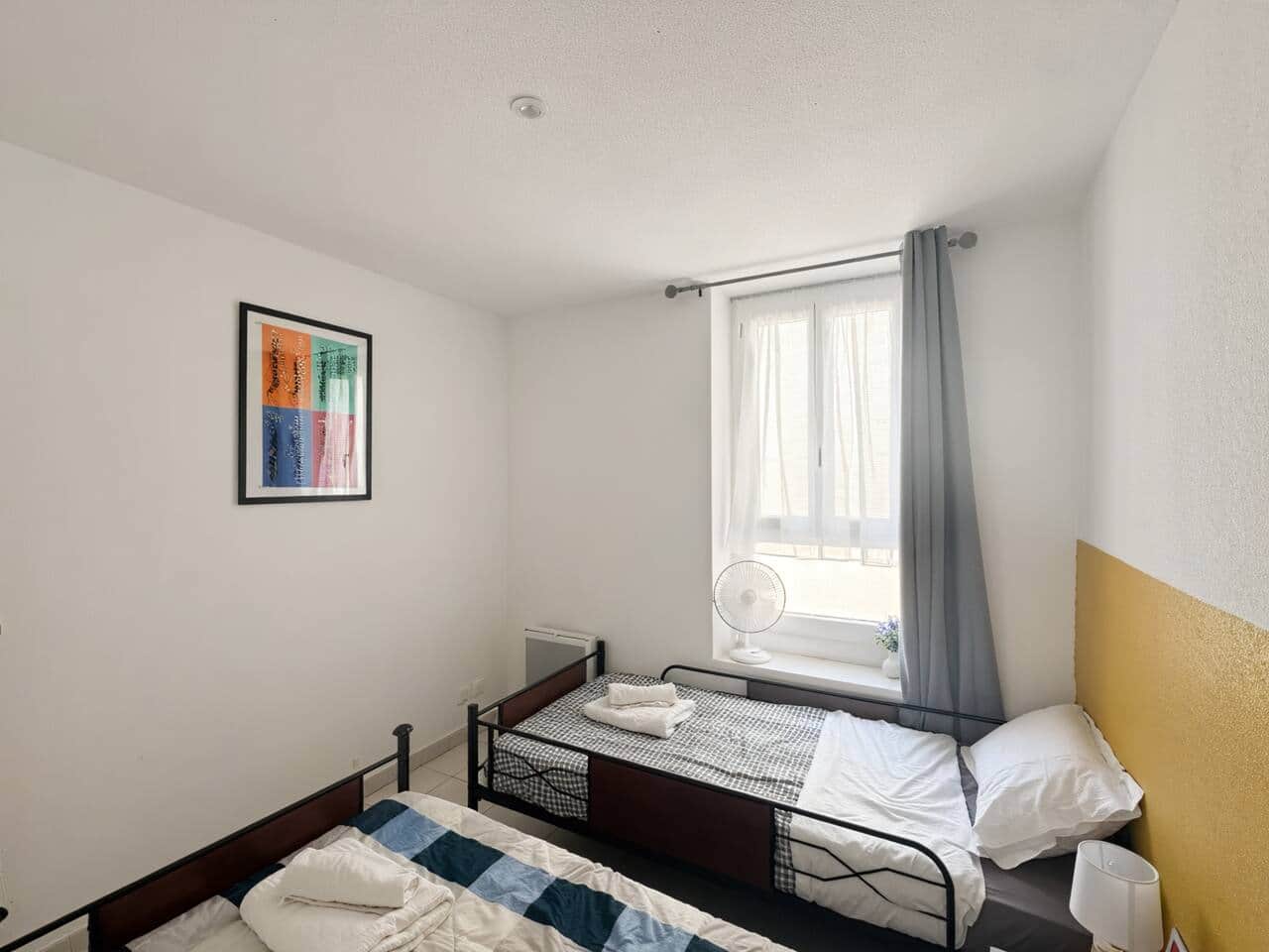 Découvrez votre chambre sous un nouvel angle : un espace lumineux et apaisant, avec un lit douillet pour des nuits réparatrices après vos séances de cure