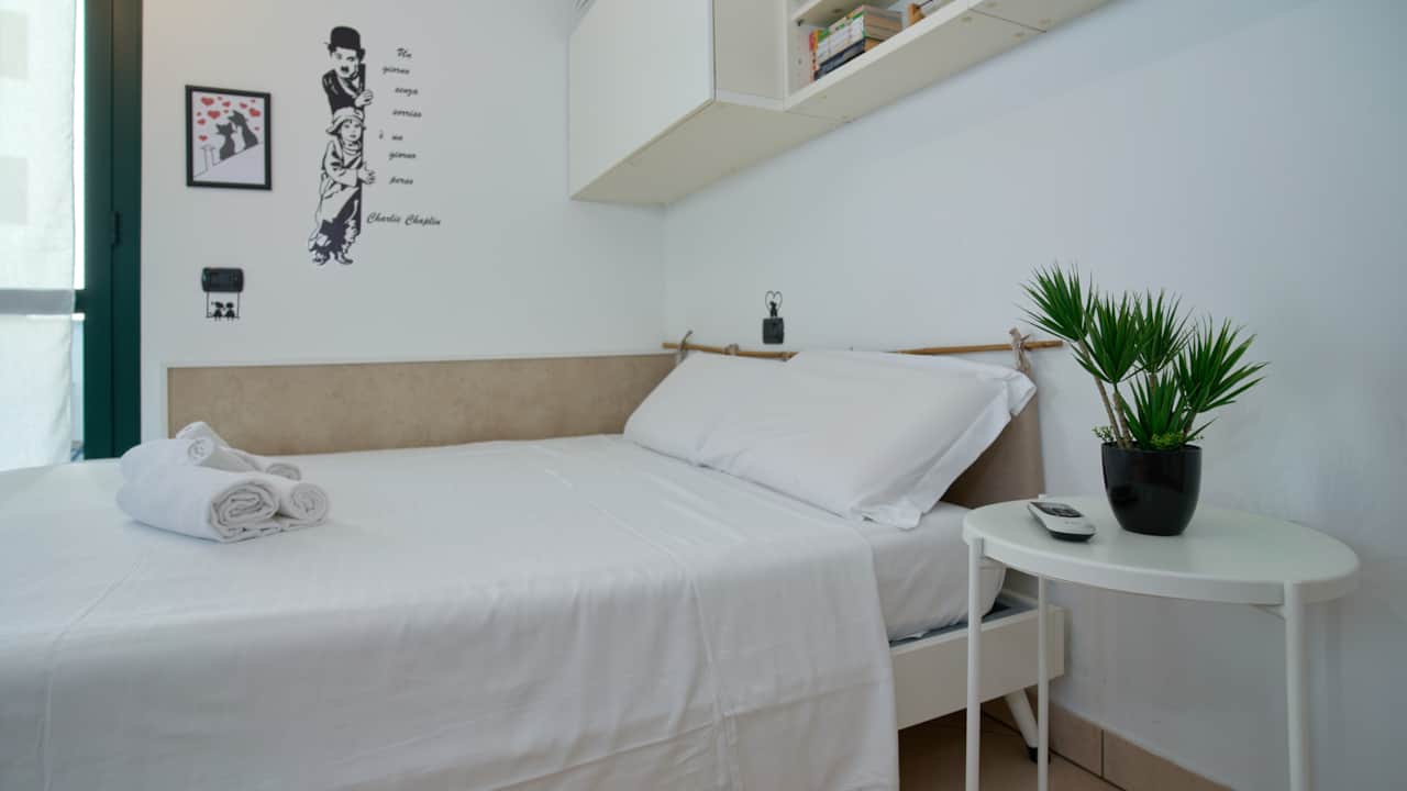 Chambre double avec tête de lit en bois et table de chevet