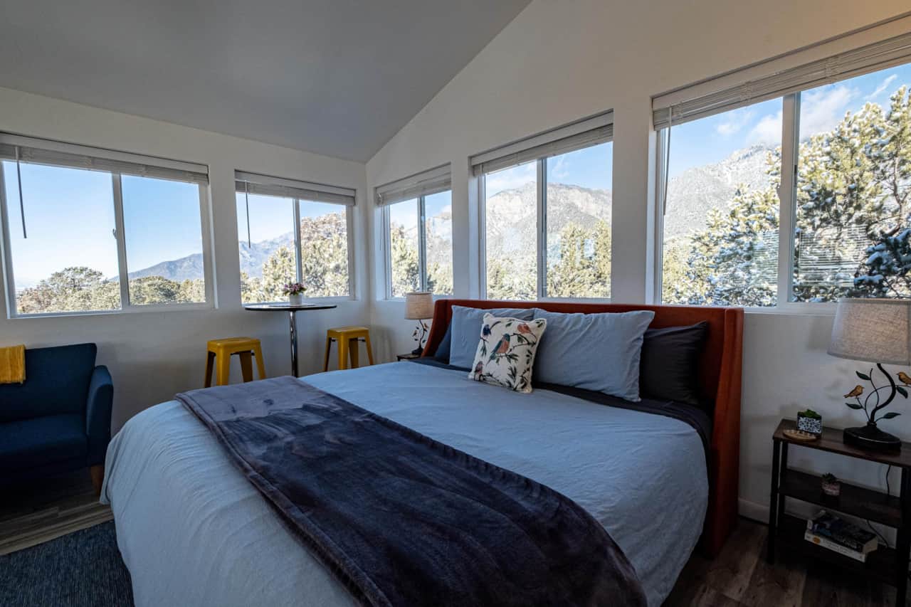 King Bed with Beautiful Mountain Views