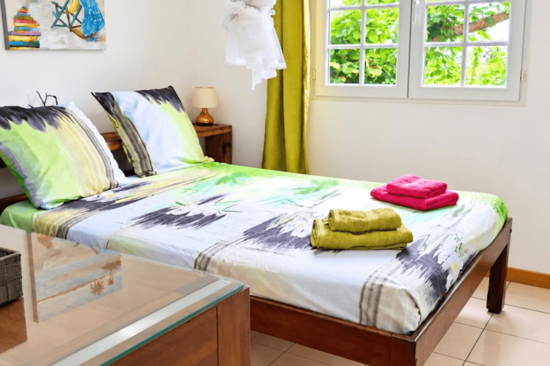 Chambre climatisée avec lit double
