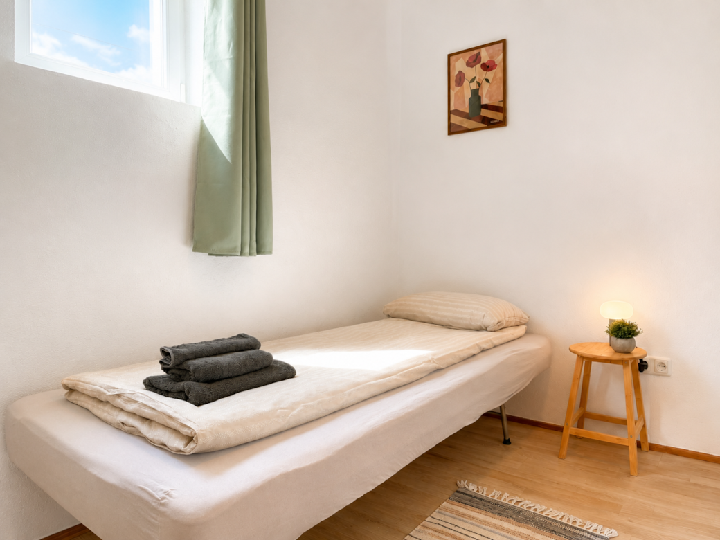 Schlafzimmer 2 mit Nachtkästchen und Nachtlicht