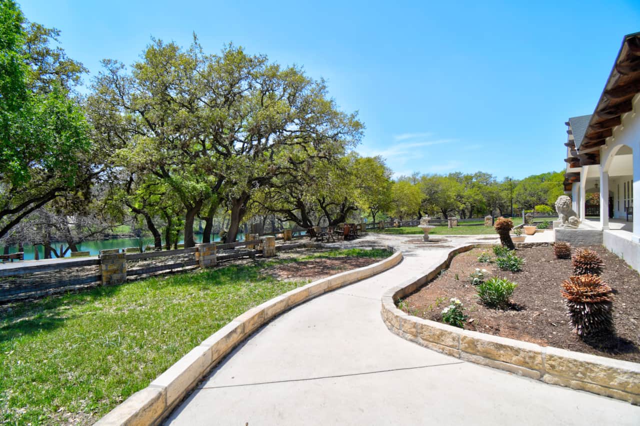 Casa Blanca Main - Front Walkway