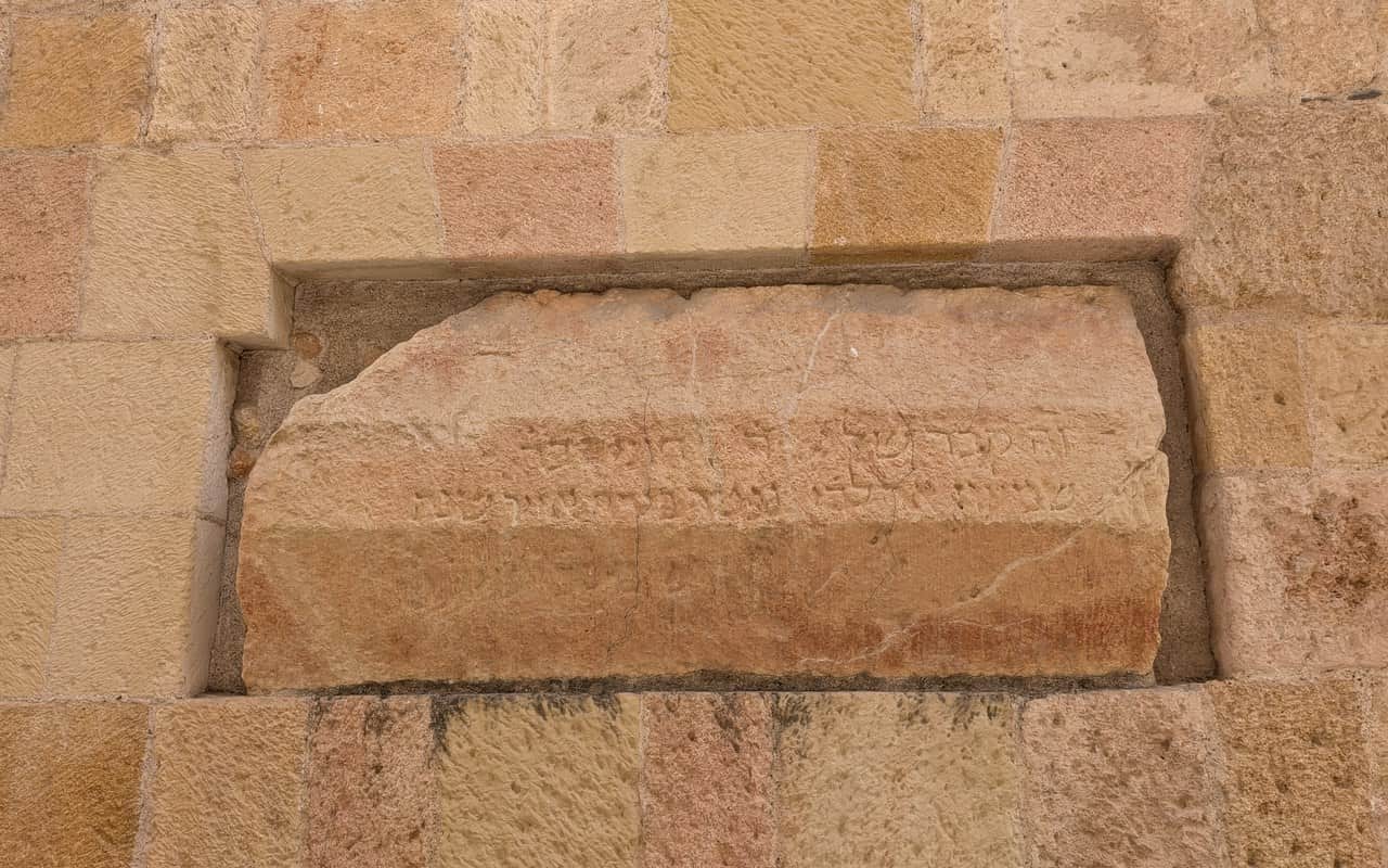 Medieval Hebrew funerary inscription set into the façade of Casa del Degà in Tarragona