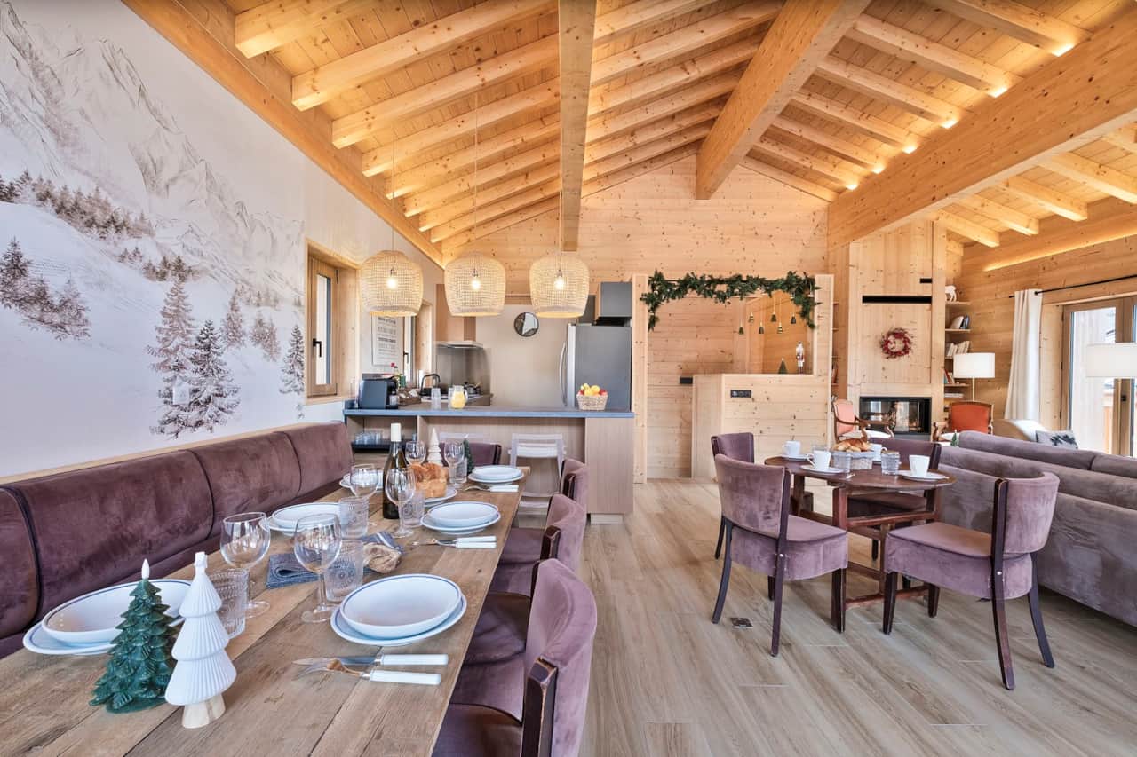 Refined dining room, large convivial table, contemporary mountain atmosphere.