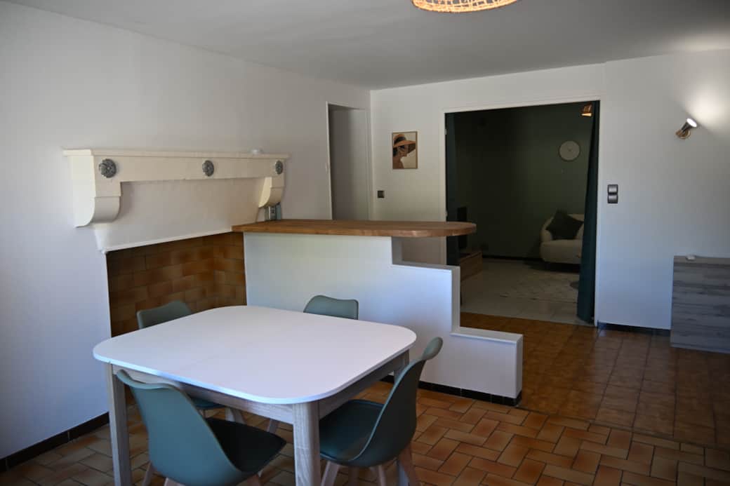 Cuisine moderne et équipée, ouverte sur le séjour, conviviale et fonctionnelle.
