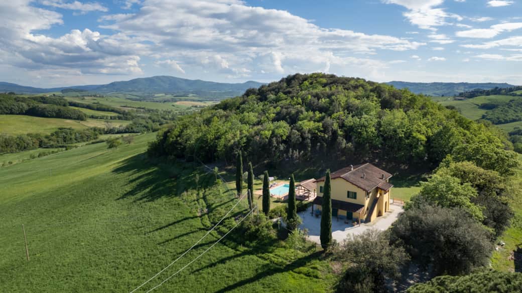 La casa circondata dal verde: vista dall'alto. La casa circondata dal verde: vista dall'alto.