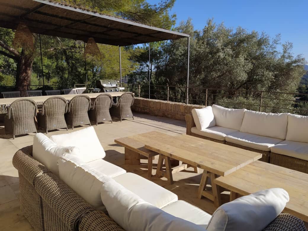 Terrasse. accés direct depuis le salon et deux chambres.
Tables basses en bois recyclé.
Deux canapés en rotin.
Fauteuils en teck.
Chaises en résine
Grande table en chëne italienne.