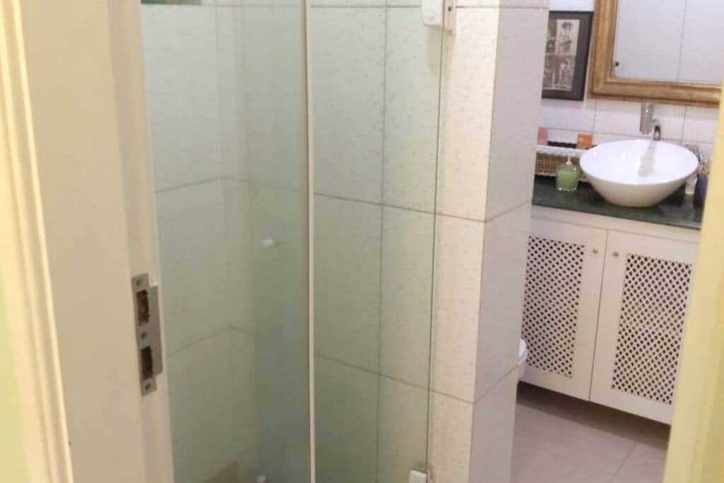 Ensuite shower attached to bathroom