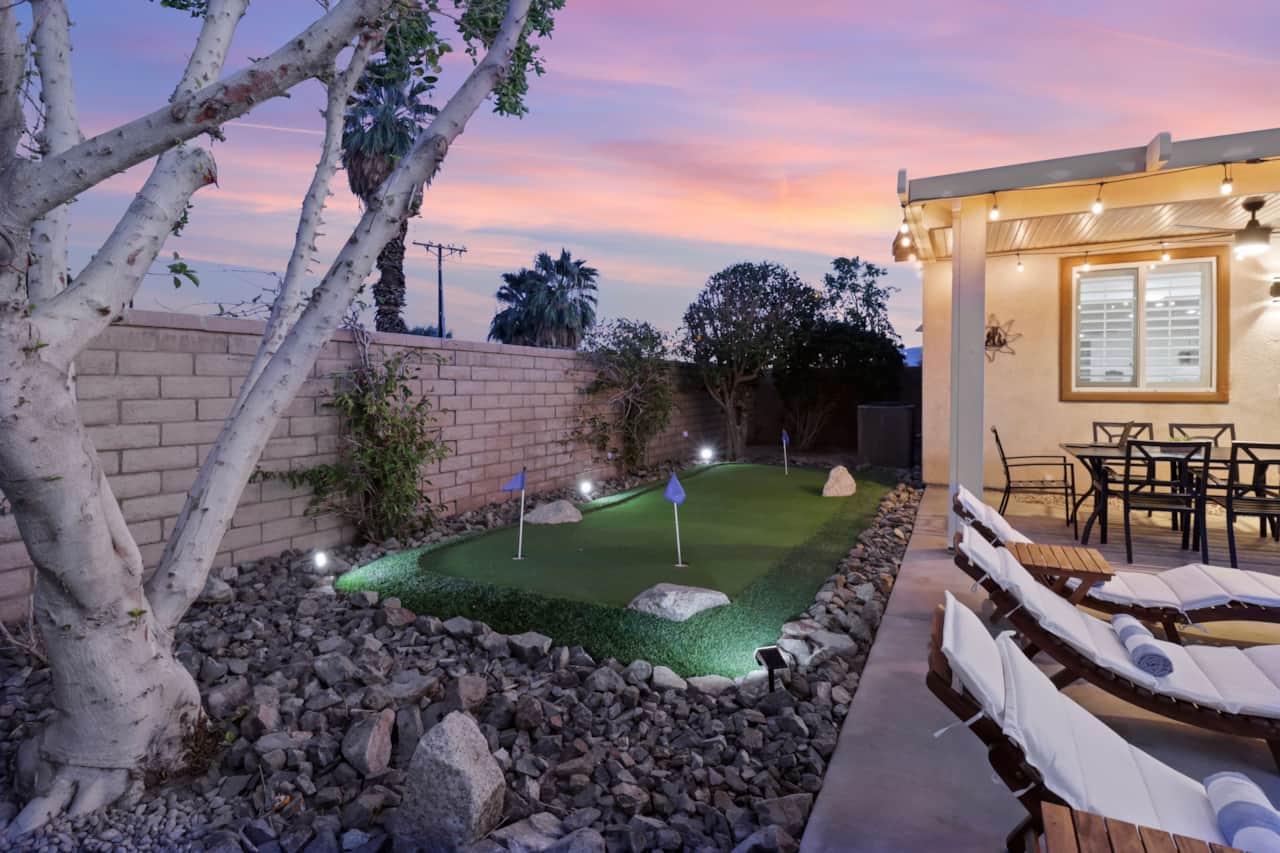 Beautiful Master Crafted Putting Green/Golf! Near Roger Dunn & Golf Courses