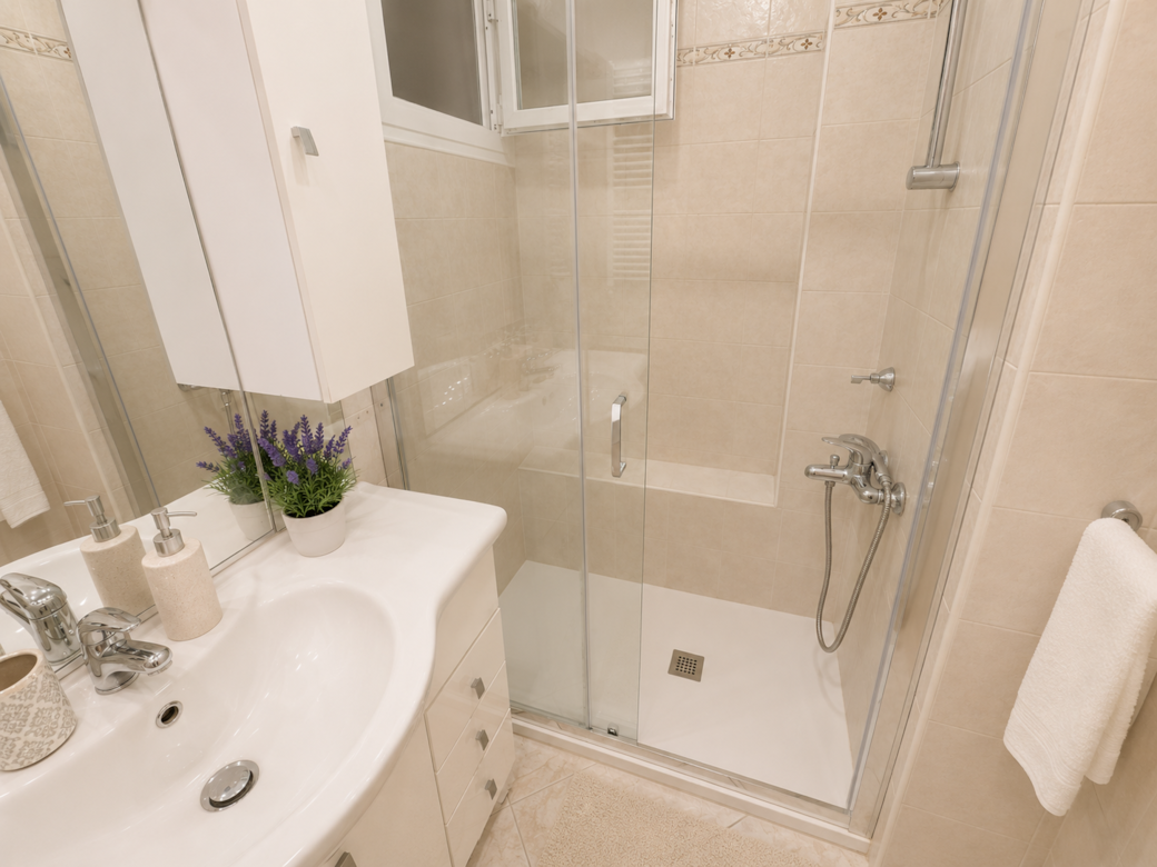 “Elegante bagno moderno completo di ampia cabina doccia”