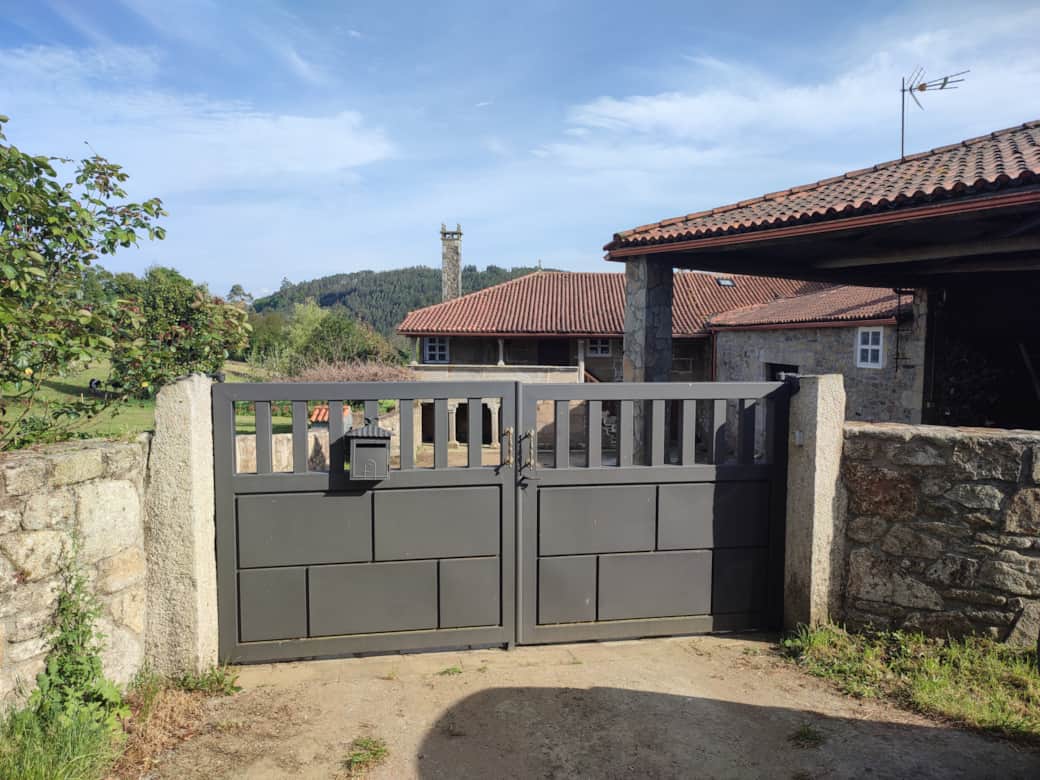 Portalón de entrada a la finca desde el camino