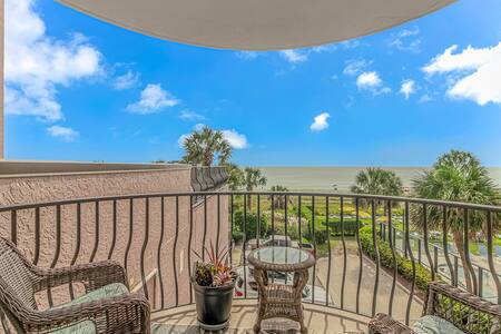 Enjoy your meals out in the fresh air w/ amazing views. 