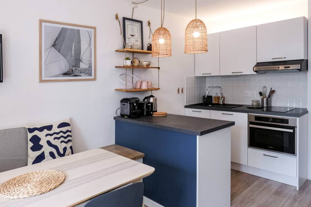 Nous avons pensé la cuisine pour que vous vous y sentiez comme à maison : lave vaisselle, four + micro-ondes, balance de cuisine, etc... Et ustensiles pour fruits de mer !
