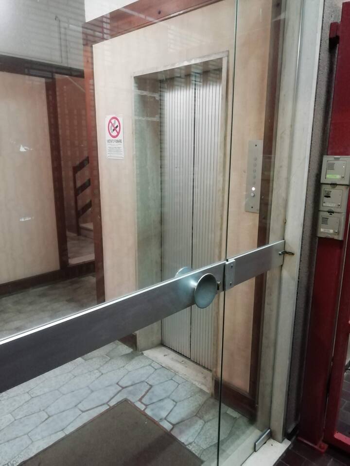 Ingresso nel condominio ed ascensore