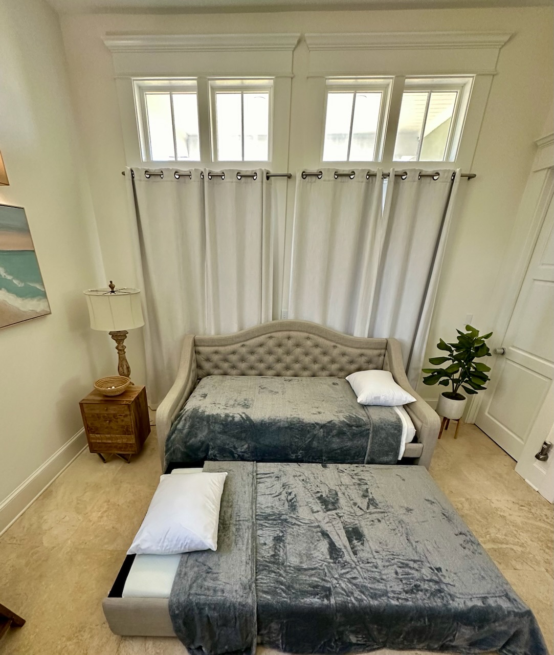 Daybed with trundle on third floor02 081258