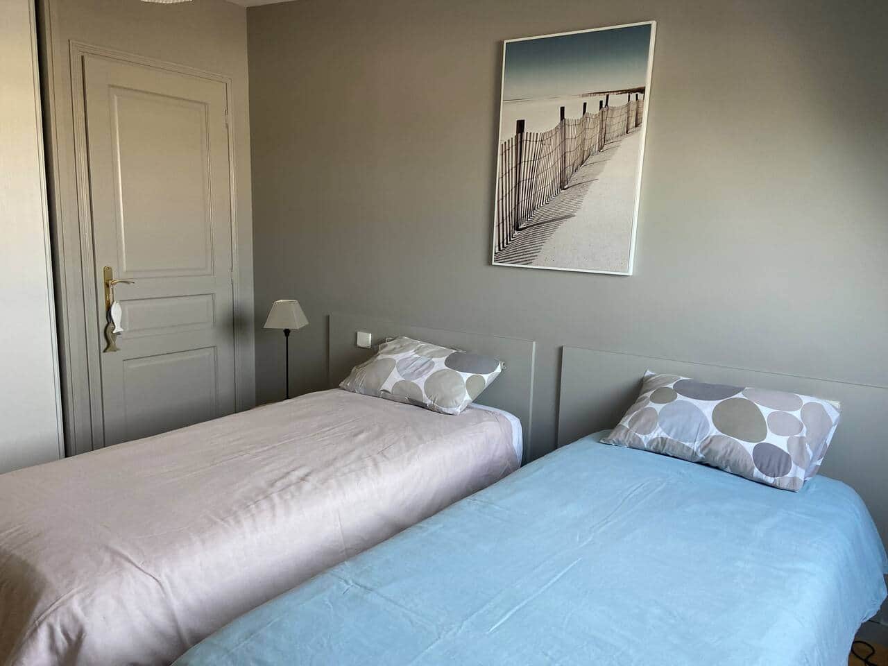Chaque chambre dispose d'une télévision et d'une literie haut de gamme en grande dimension 
2x90/200  ou 180/200 pour la seconde chambre.
Une grande penderie est à votre disposition dans chacune des chambres. 
