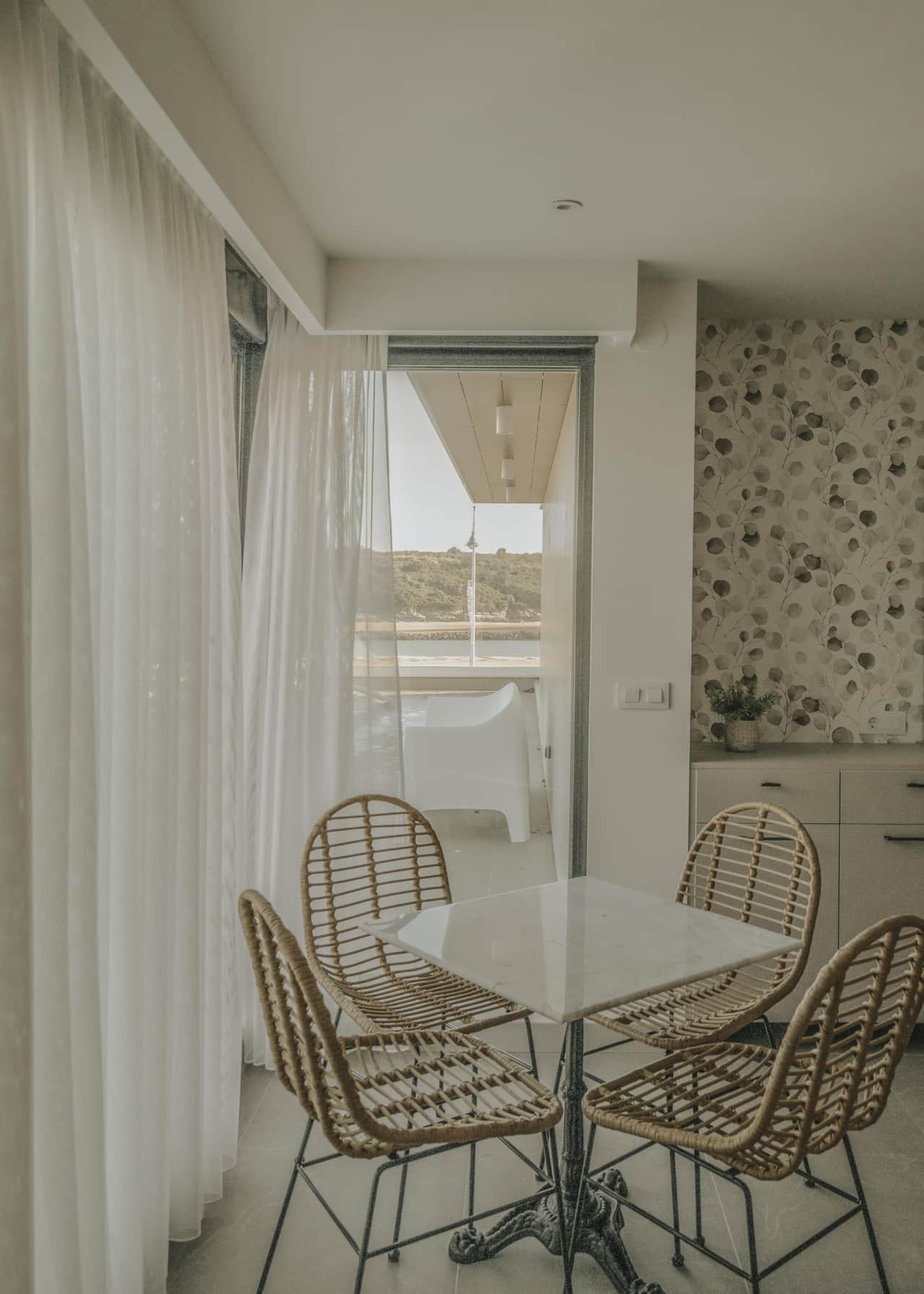 Comedor con acceso a la terraza con vistas a la playa