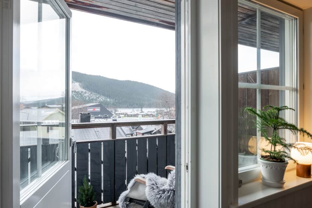 njoy the sun, fresh mountain air and lake views from the balcony in Åre.