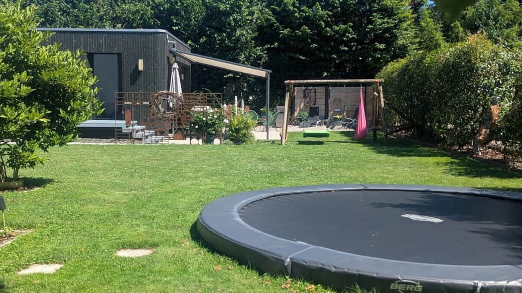 Familienfreundliches Ferienhaus Haus im Garten mit Bodentrampolin, Schaukel und großem Garten Familienfreundliches Ferienhaus Haus im Garten mit Bodentrampolin, Schaukel und großem Garten