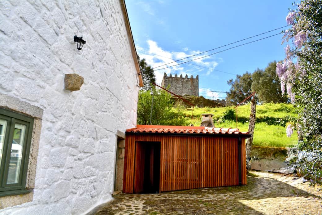 Charge your vehicle in a unique setting, with views of the historic Lindoso Castle.