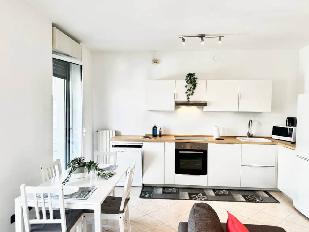 The open-plan kitchen is fully equipped with an oven, dishwasher, toaster, kettle, and coffee machine, making it perfect for socialising.