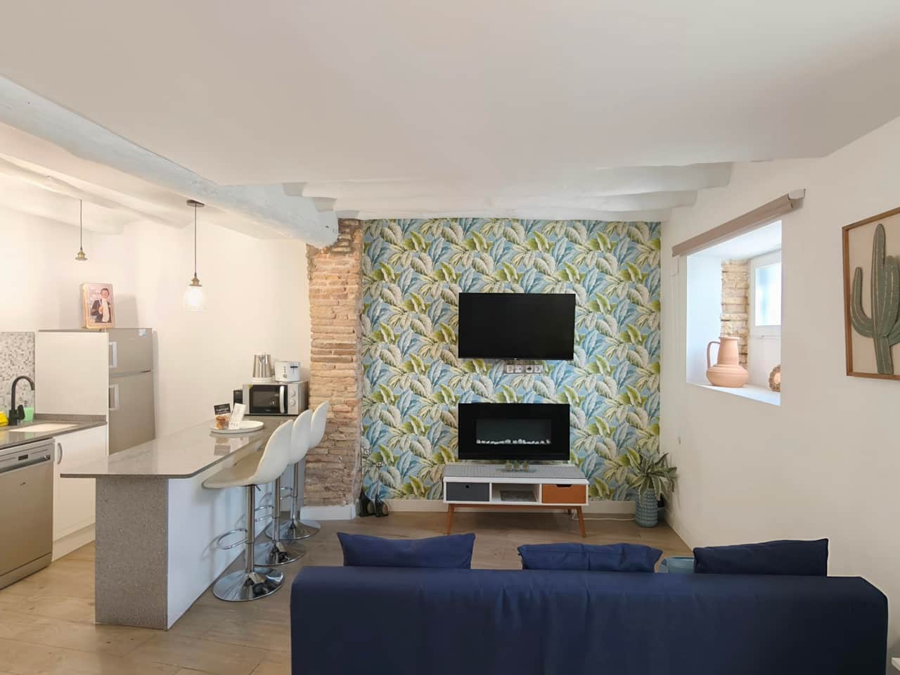 Salón con SmartTV y chimenea eléctrica