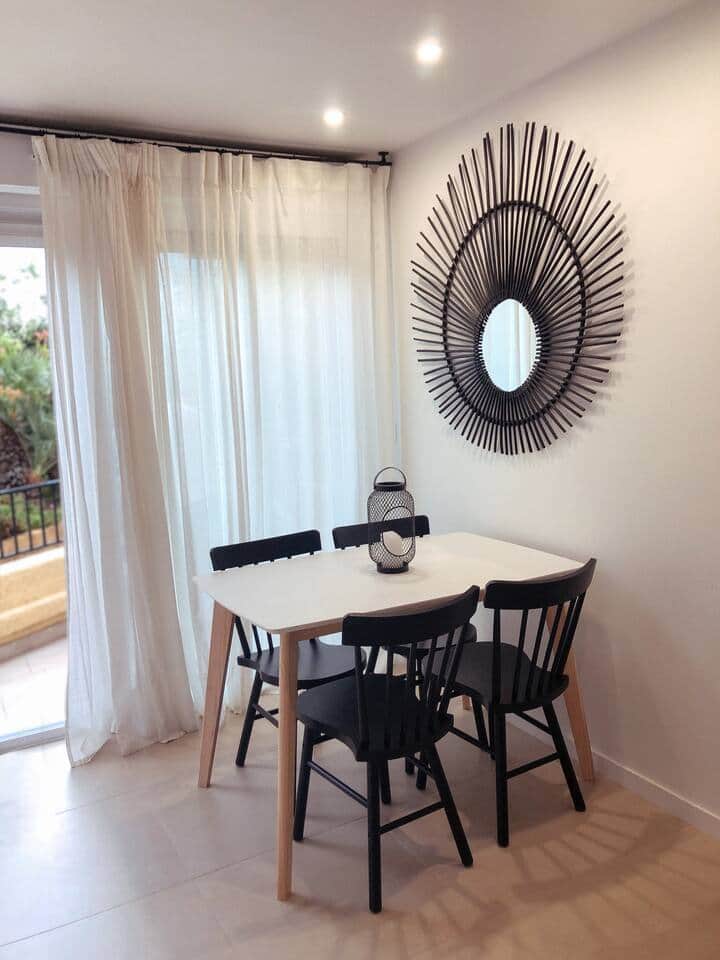 Un coin repas lumineux avec vue sur le balcon et déco élégante. Idéal pour savourer vos repas dans une ambiance paisible. À 10 min à pied de la plage, du port, du centre historique et à proximité de la gare